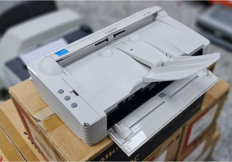 اسکنر در حد آکبندبا کارتن و آداپتور فابریک canon  dr -2580c